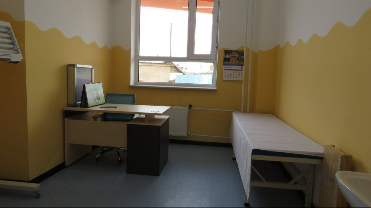 ХОЁР ХААЛГАТАЙ ЭМНЭЛЭГ